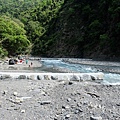 河邊有人在戲水和野餐