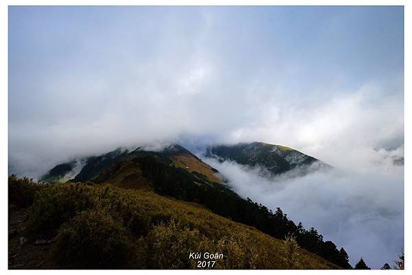 雪山東峰往西望雪山主峰方向