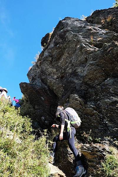 繞過陡坡與巨岩