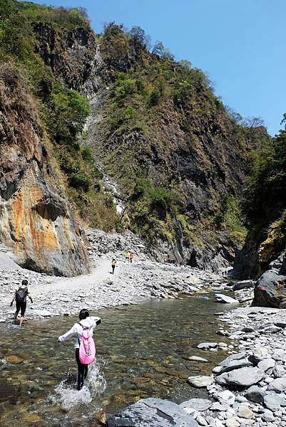 開始徒步溯溪進入哈尤溪峽谷