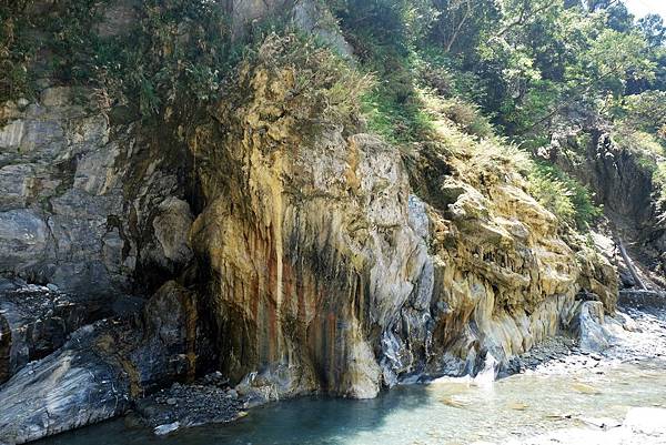 遇「黃彩結晶岩壁」