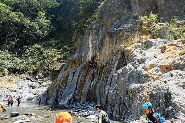 遇「彩條岩壁」