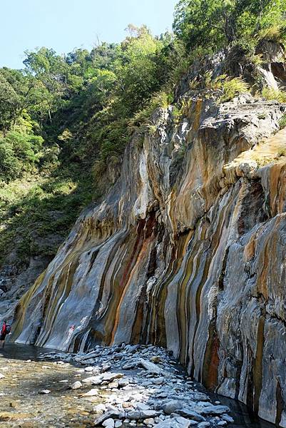 「彩條岩壁」側面