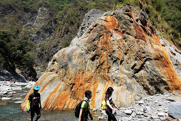 彩條岩壁對面「橘紋岩」