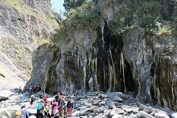 遇「黑底黃條岩壁」