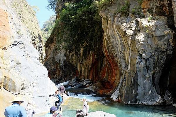 抵達哈尤溪溫泉「七彩岩壁」