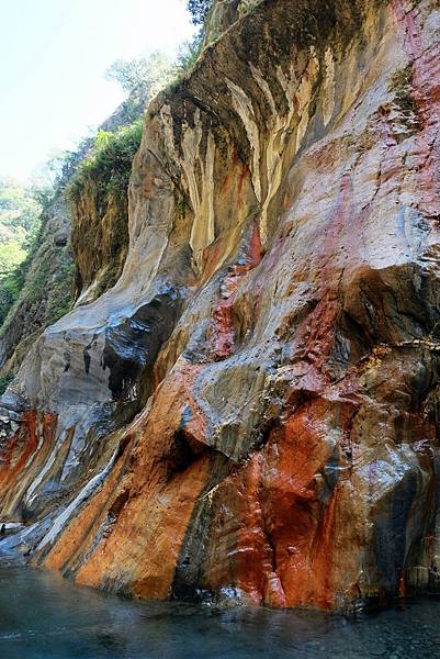 「七彩岩壁」往上游延伸