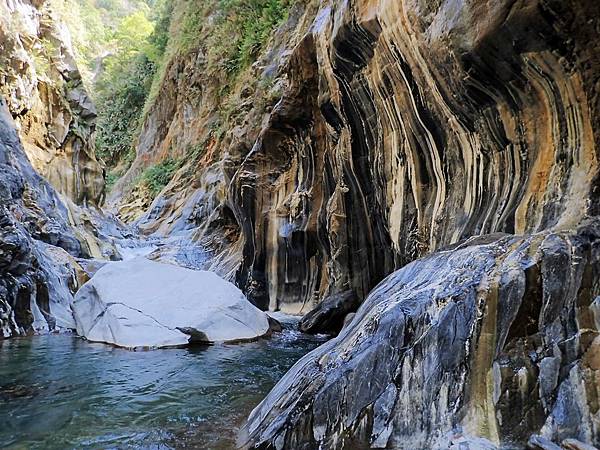 遇「硫磺斑紋岩壁」