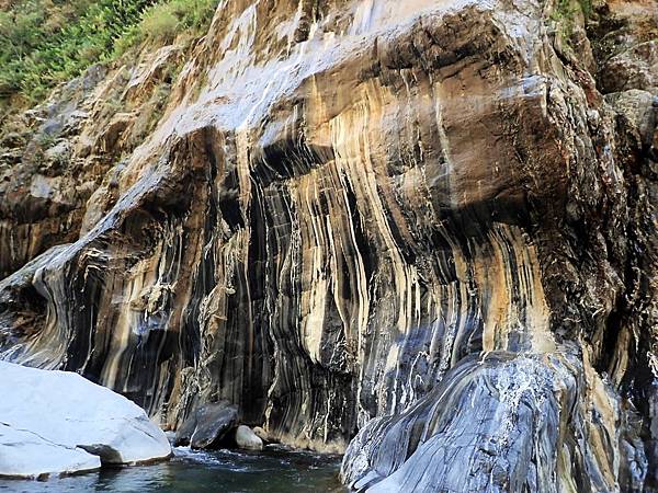 「硫磺斑紋岩壁」紋理黃黑冷酷交錯