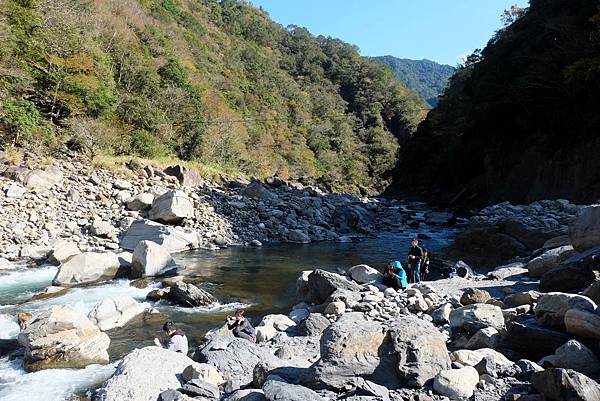 秀巒野溪溫泉往泰崗溪上游