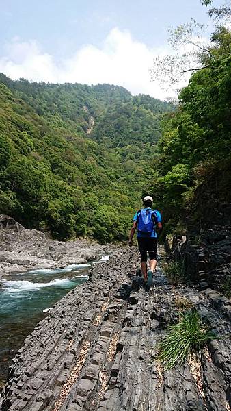 沿河床岩層節理續行