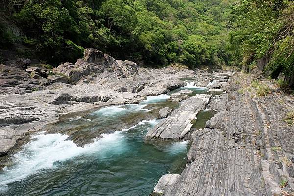 泰崗溪河床岩層節理景觀