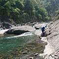 攀走岸邊岩壁