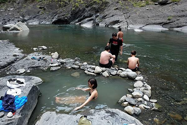 泰崗野溪溫泉泡湯