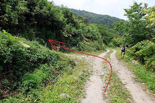 產業道路約3.8公里遇岔路往左上