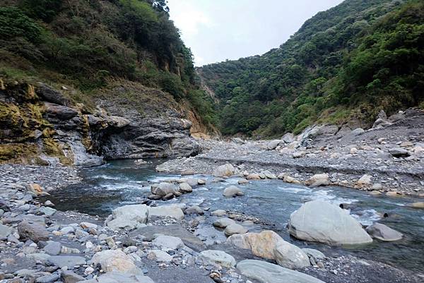 大崙溪河床營地往下游方向