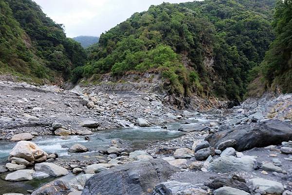 大崙溪河床營地往上游方向