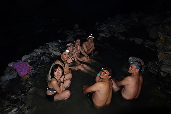 夜晚野溪泡湯體驗