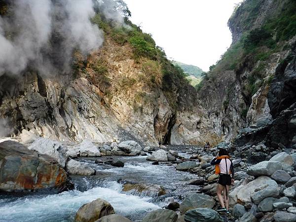 離開「轆轆溫泉超級露頭」繼續上溯