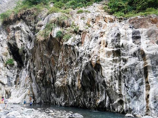 遇「溫泉彩色岩壁牆」