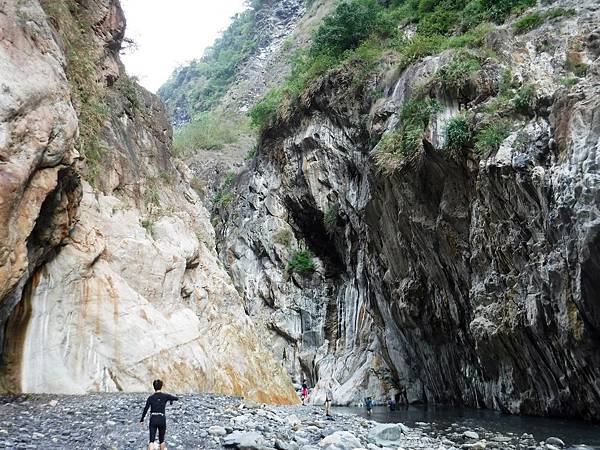 「溫泉彩色岩壁牆」一景