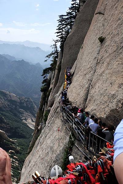 觀景台上看人龍排隊山壁窄道