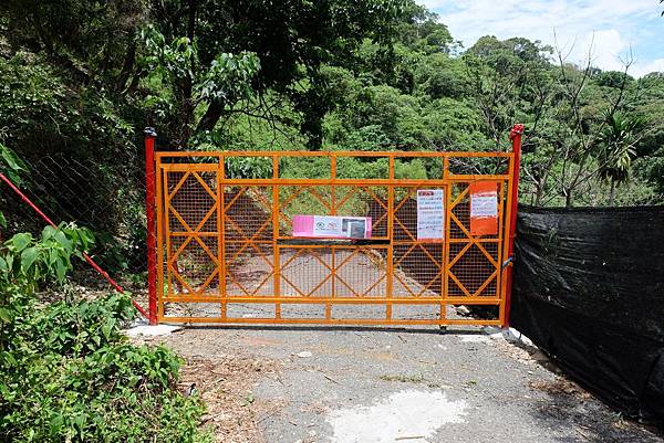 遇黃色鐵門阻擋繼續進入