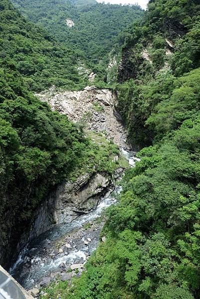 嘎溪給亞呢橋上俯瞰卡地給洋溪上游