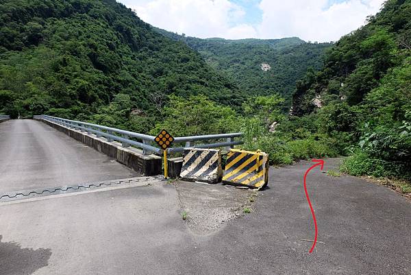 嘎溪給亞呢橋東端廢棄道路入口