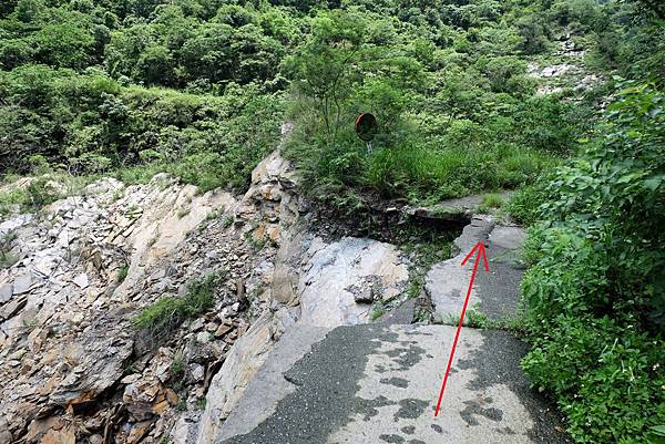 舊道路崩壞處