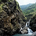 鴛鴦瀑布旁山壁