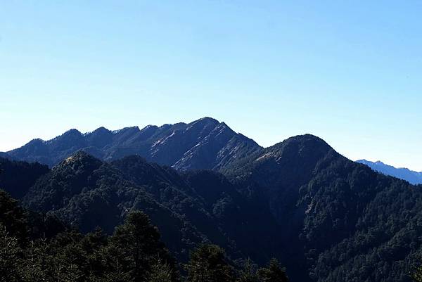 登鈴鳴山途中眺望畢祿山鋸齒連峰