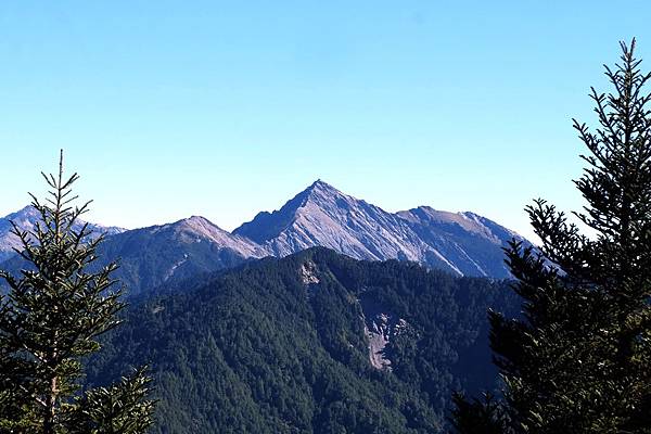 登鈴鳴山途中眺望中央尖山