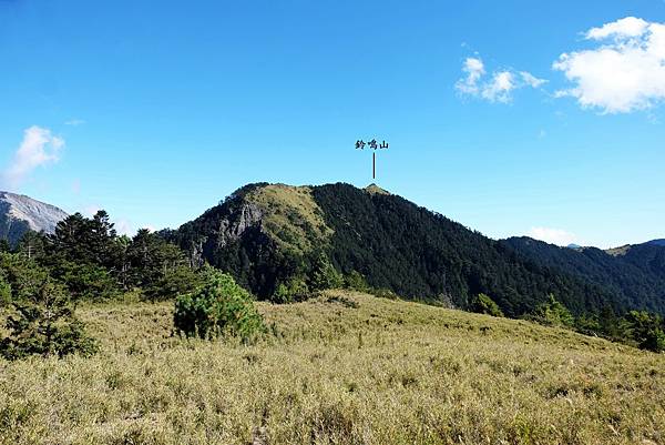 人待山往東眺望鈴鳴山