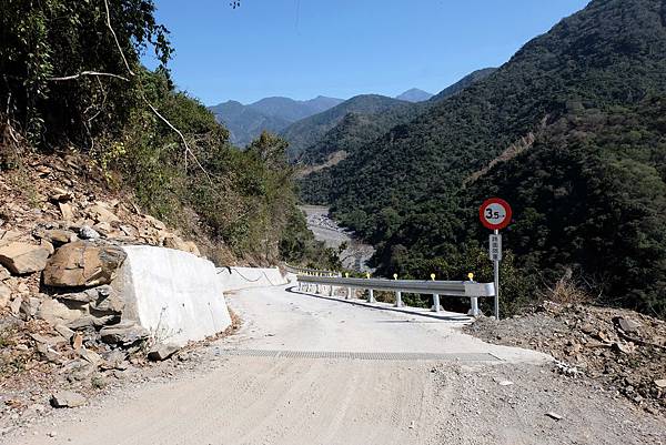 新鋪水泥護欄道路