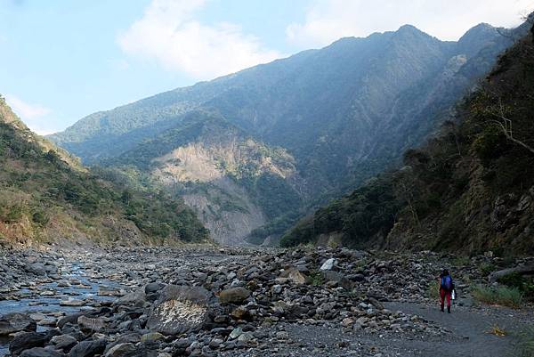 看遠方山脈大崩坡即將抵達目的地