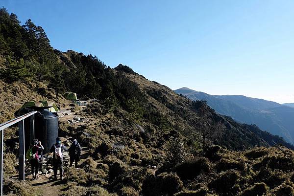 離開避難山屋續行