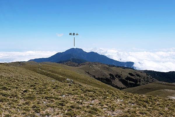 三叉山眺望新康山