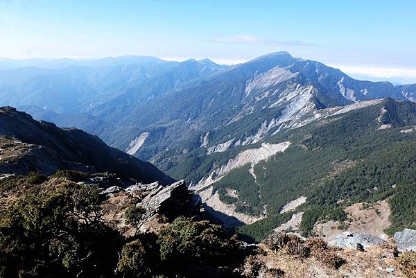 向陽大崩壁對望關山大崩壁