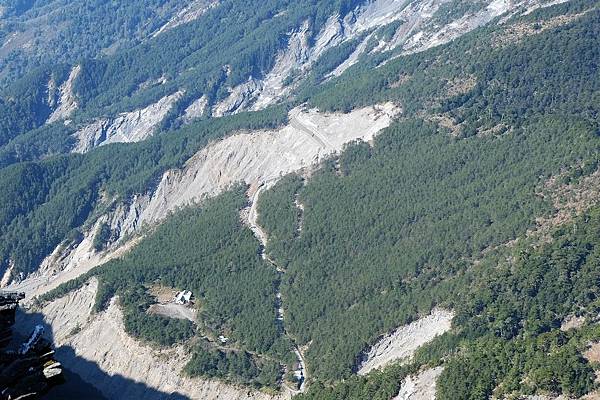 關山大崩壁下的南橫公路