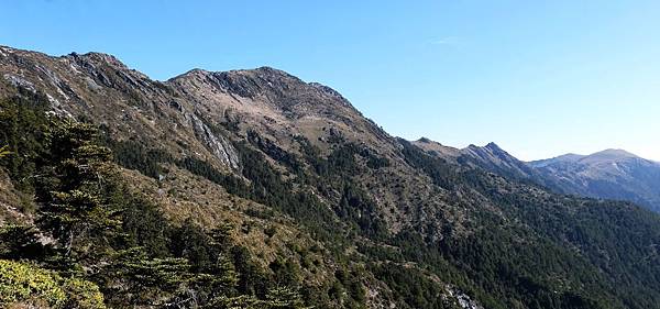 綜觀嘉明湖步道稜線風景