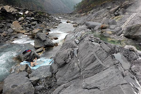 復興野溪溫泉河道山壁風景