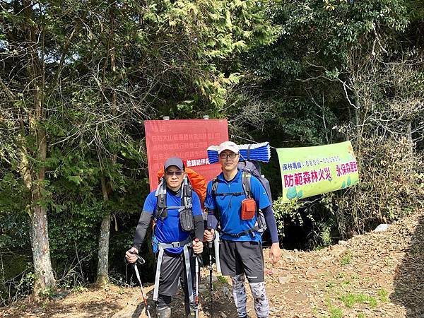 返回白姑大山步道登山口合影