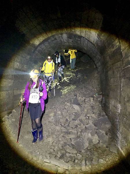 通過第2號隧道崩塌處 通過第2號隧道崩塌處