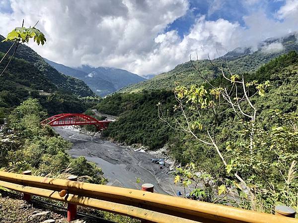 俯瞰北絲鬮溪河谷與紅色鐵橋