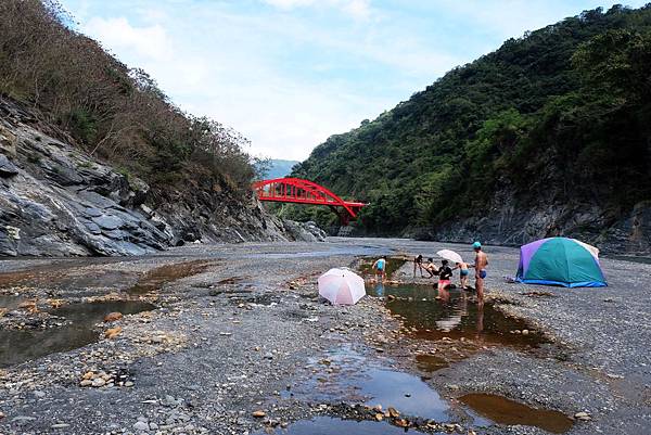 抵達「紅葉紅橋野溪溫泉」