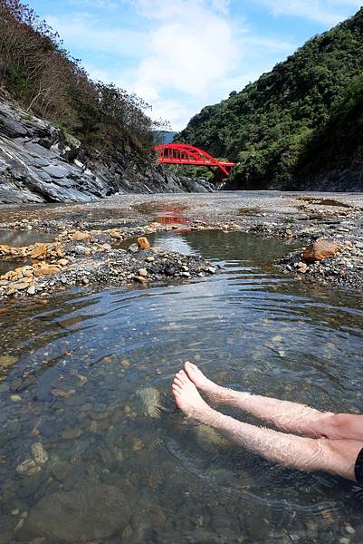 紅葉紅橋野溪溫泉泡湯