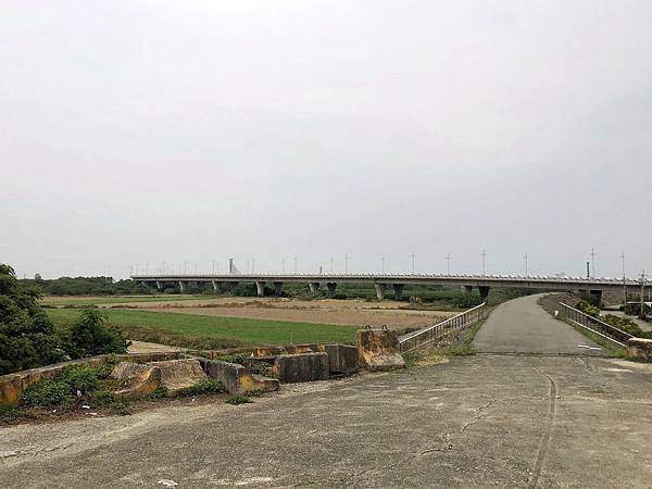 蘇厝寮村外登堤防看媽祖大橋