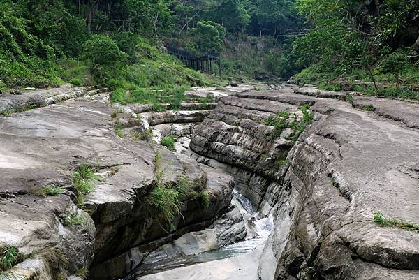 Fw: [遊記] 雲林草嶺萬年峽谷之神鬼切工