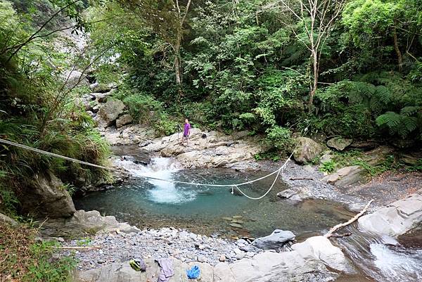 步道終點橫渡水潭